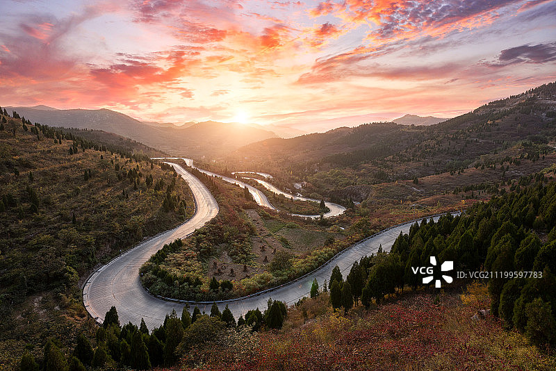 夕阳下蜿蜒的盘山公路图片素材