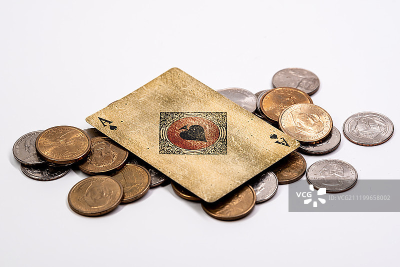 放在桌子上的硬币图片素材