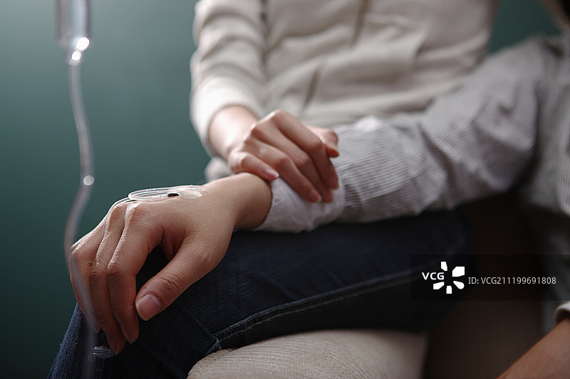 正在注射点滴的病人和陪伴的家属图片素材