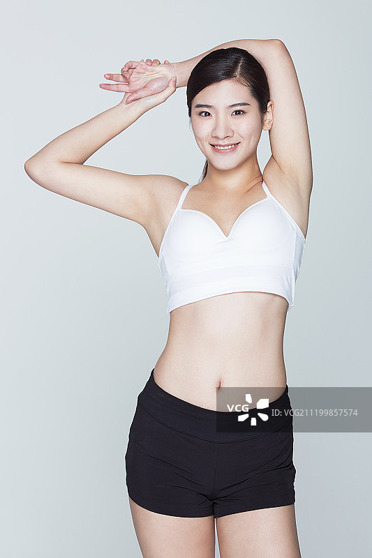 年轻女子练瑜伽图片素材