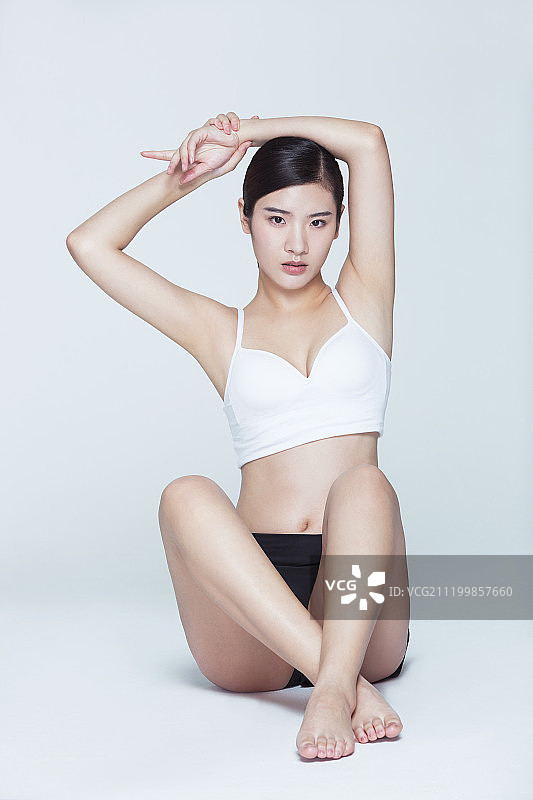 年轻女子运动后休息图片素材