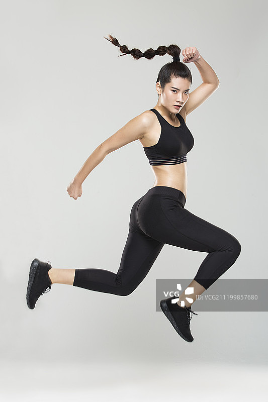 年轻的女运动员跳跃图片素材