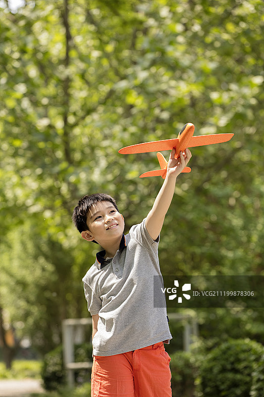 玩模型飞机的男孩图片素材