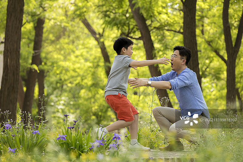 快乐的年轻父子图片素材
