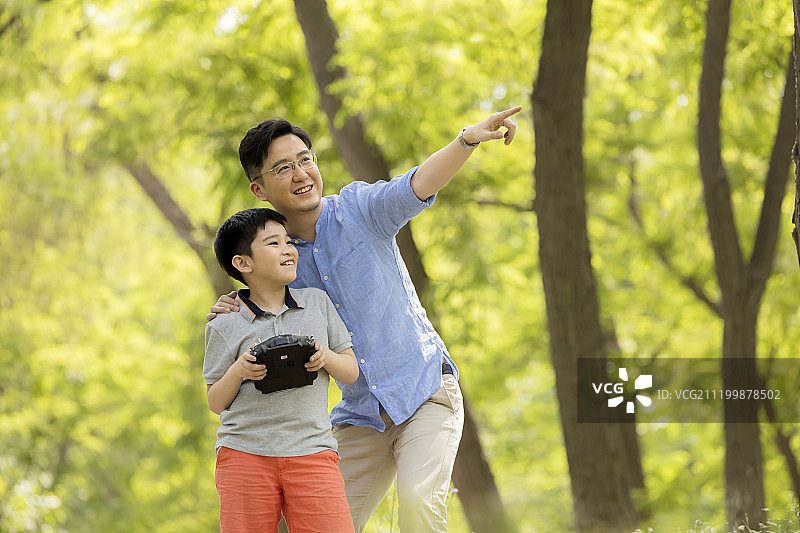 玩模型飞机的父子图片素材