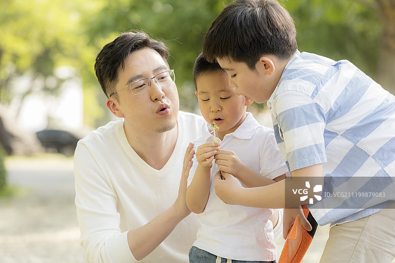 快乐的年轻父子图片素材