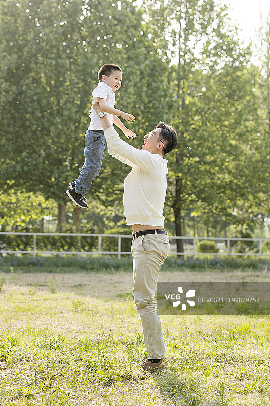 父子户外郊游图片素材