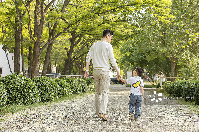 年轻父子户外郊游图片素材