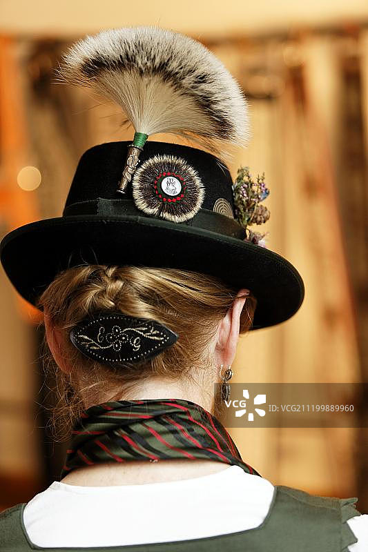 戴着Gamsbart（巴伐利亚传统礼帽）的女人，上巴伐利亚，德国，欧洲图片素材
