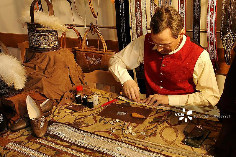 工匠制作巴伐利亚传统服装腰带，上巴伐利亚，德国，欧洲图片素材