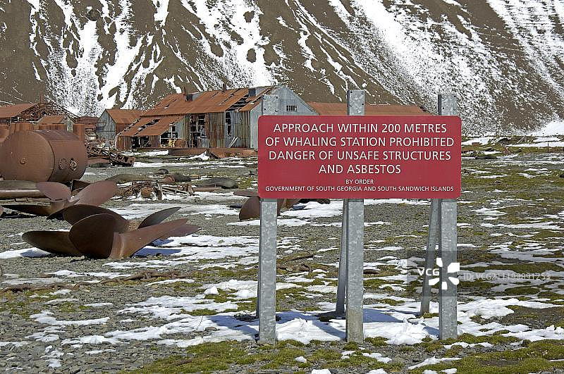 废弃捕鲸站的危险警告标志：不安全建筑和石棉，南乔治亚斯特罗姆内斯港图片素材