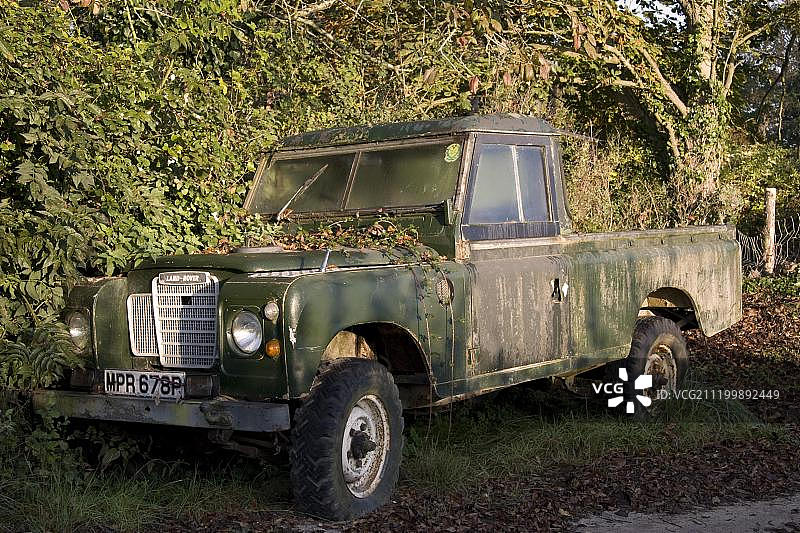 路虎全地形车，废弃在树篱旁，英国多塞特郡伍兹福德图片素材