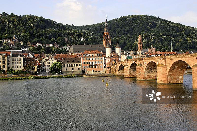 内卡河、卡尔·西奥多桥塔和圣灵教堂钟楼，德国巴登-符腾堡州海德堡图片素材