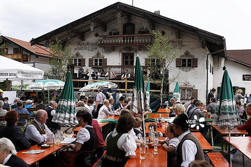 德国上巴伐利亚基姆高的啤酒花园图片素材