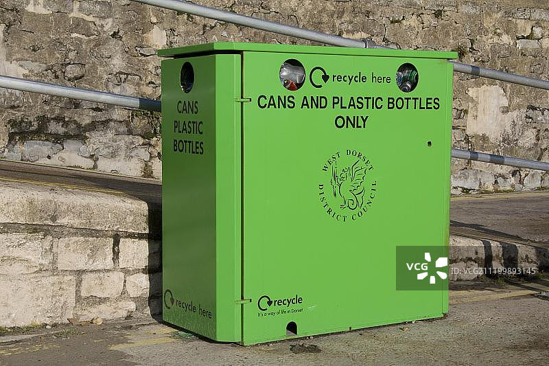 英格兰多塞特莱姆里吉斯罐头和塑料瓶回收箱图片素材