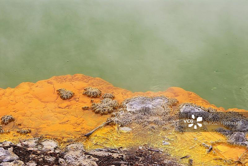 怀奥塔普香槟池含砷和锑硫化物沉积物的温泉，新西兰北岛陶波火山带图片素材