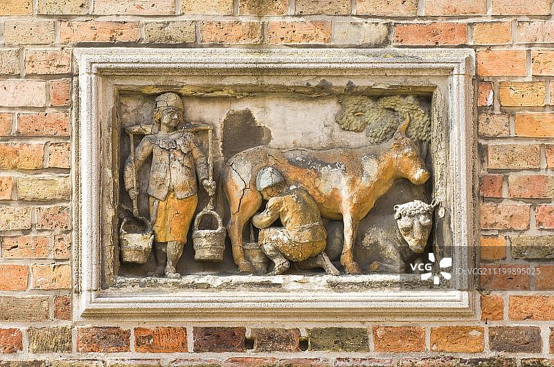 布鲁日历史中心的牛奶生产浮雕图片素材