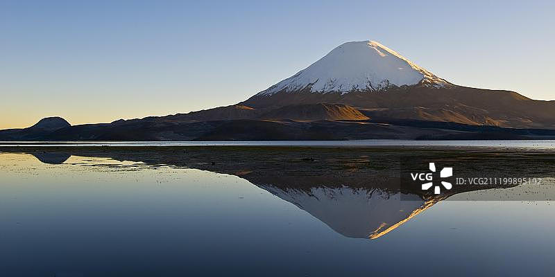 帕里纳科塔火山倒映在Chungara湖中图片素材