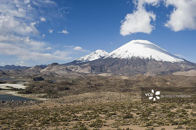 帕里纳科塔火山和波梅拉佩火山，劳卡国家公园，联合国教科文组织生物圈保护区，阿里卡和帕里纳科塔地区，智利，南美洲图片素材