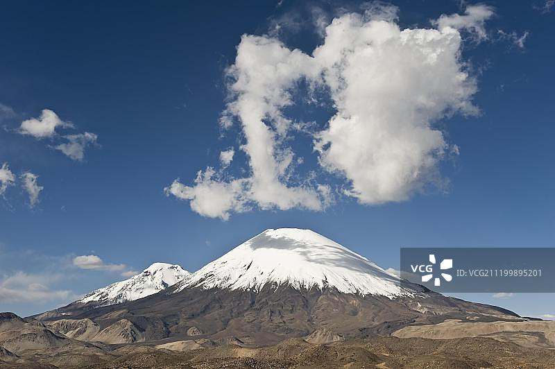 帕里纳科塔火山和波梅拉佩火山，劳卡国家公园，联合国教科文组织生物圈保护区，阿里卡和帕里纳科塔地区，智利，南美洲图片素材