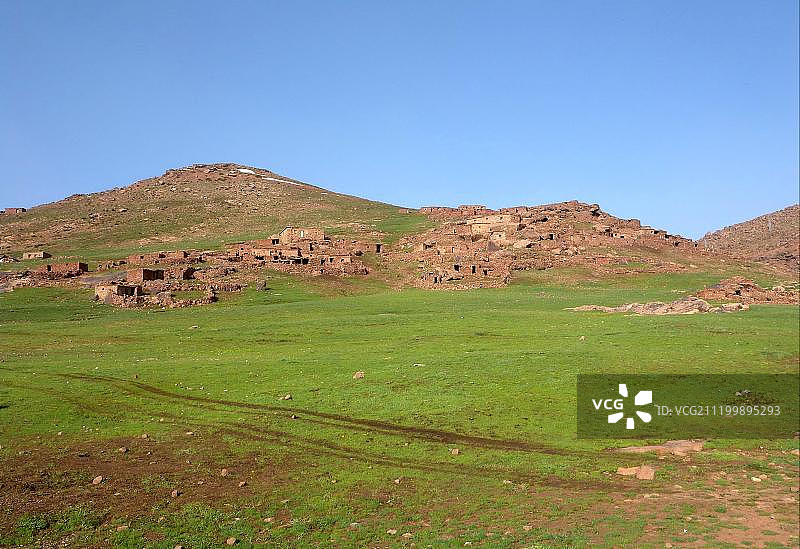 阿特拉斯山脉夏季牧民使用的空旷山村景色，摩洛哥，非洲图片素材