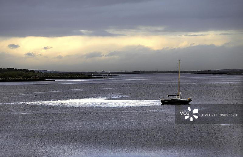 爱尔兰戈尔韦郡金瓦拉的退潮小帆船图片素材