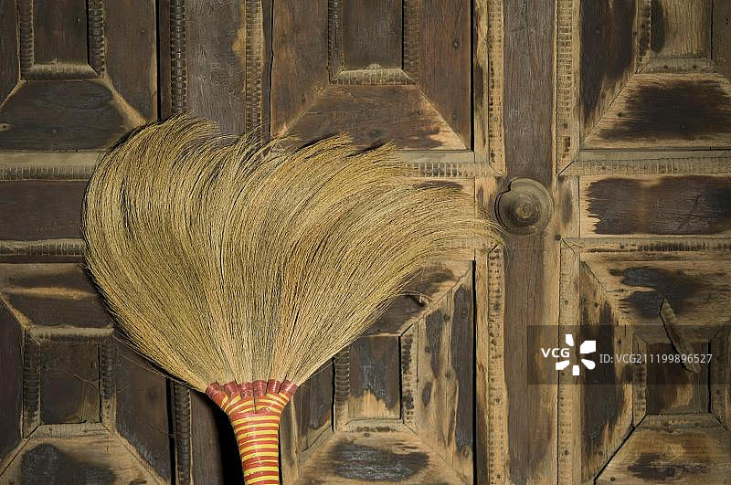 缅甸曼德勒瑞因彬僧院的扫帚图片素材