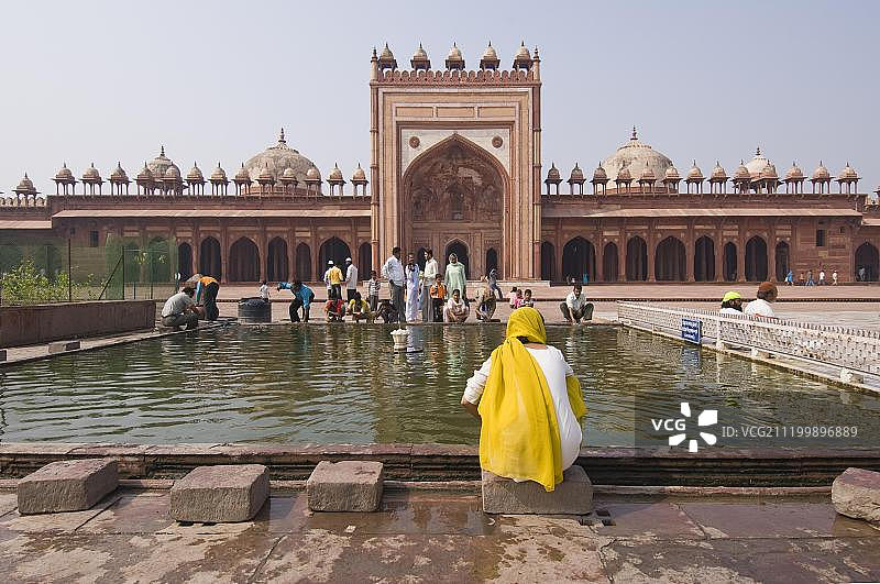 贾玛清真寺，在庭院中进行宗教仪式的印度朝圣者，联合国教科文组织世界遗产，法塔赫布尔西格里，北方邦，印度，南亚图片素材