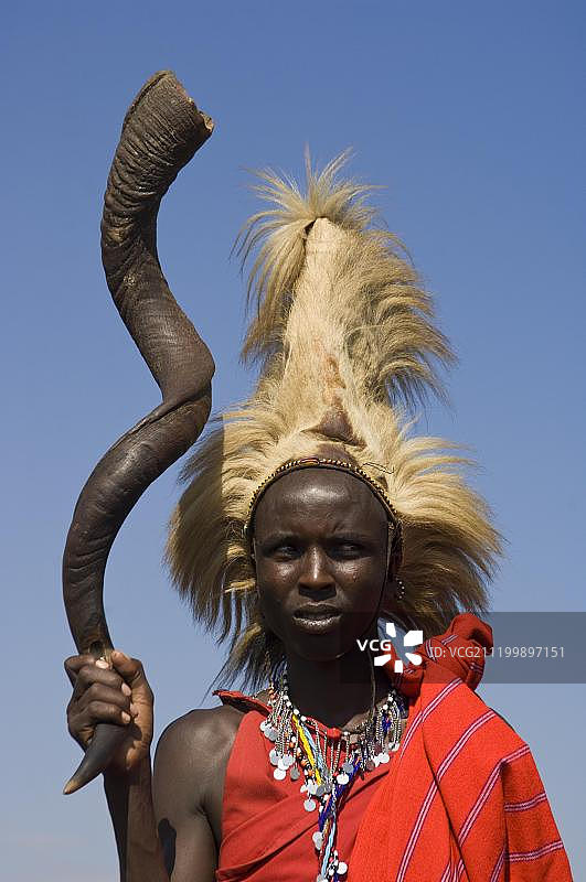 肯尼亚马赛马拉：手持羚羊角的马赛战士图片素材