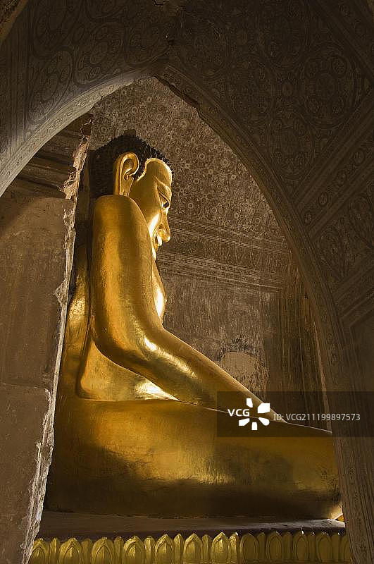 缅甸蒲甘悉隆敏罗寺金色佛像图片素材