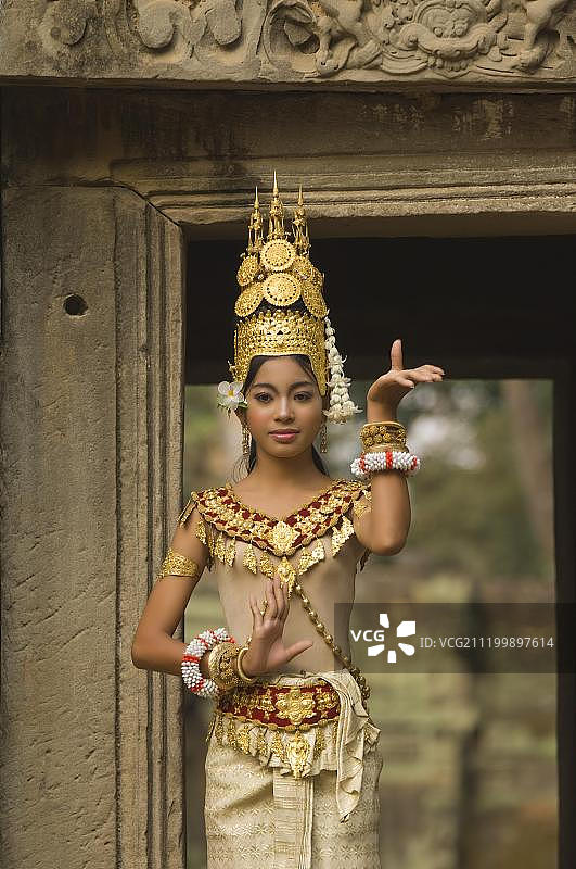 柬埔寨暹粒吴哥达松寺的阿psara舞者图片素材