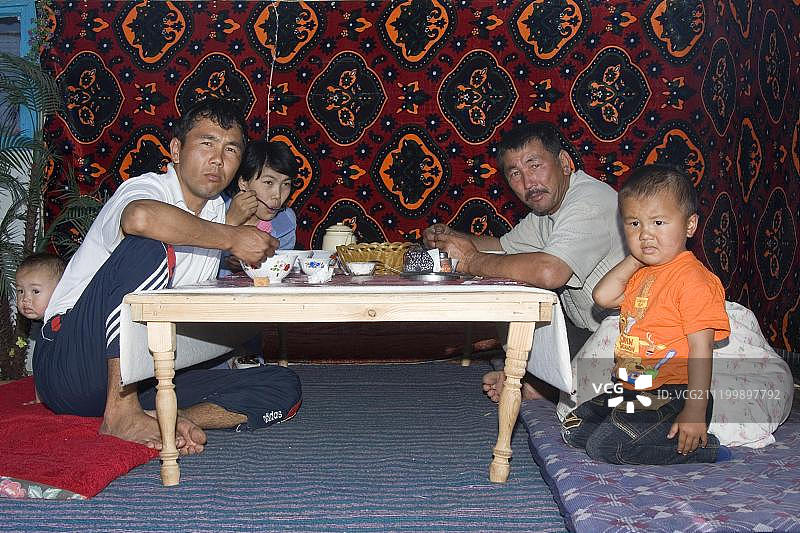 在路边餐馆中的哈萨克族家庭，哈萨克斯坦图片素材