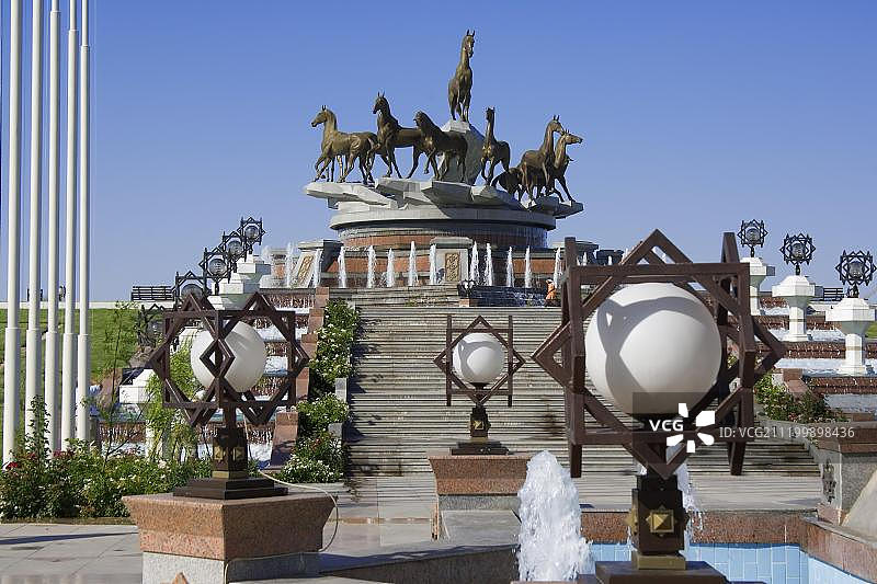 土库曼斯坦阿什哈巴德独立十周年纪念碑和阿哈尔捷金马喷泉图片素材