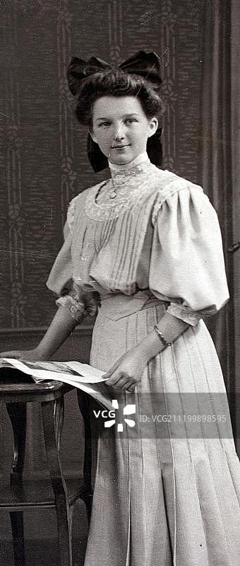 德国陶努斯1900年的老照片，优雅的女孩图片素材