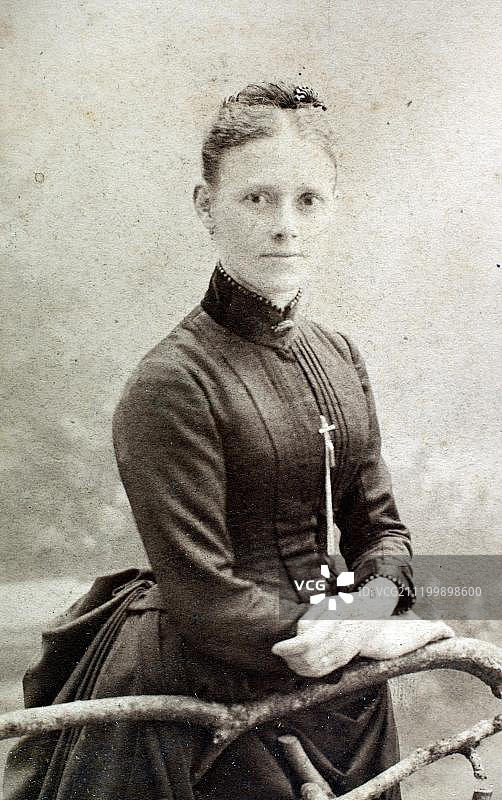 德国1902年身穿高领连衣裙和佩戴十字架的女子历史照片图片素材