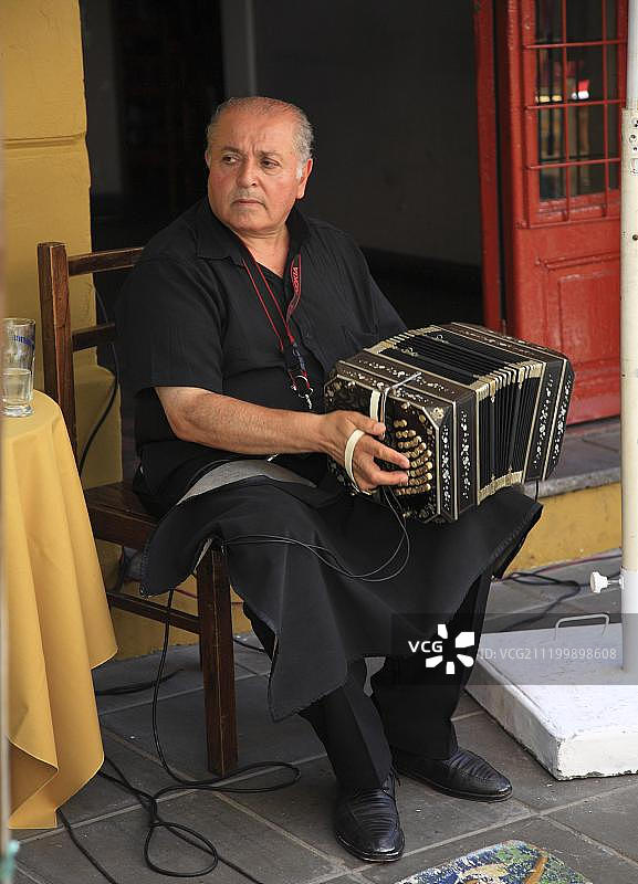 阿根廷布宜诺斯艾利斯La Boca区Necochea街的探戈街头音乐家图片素材