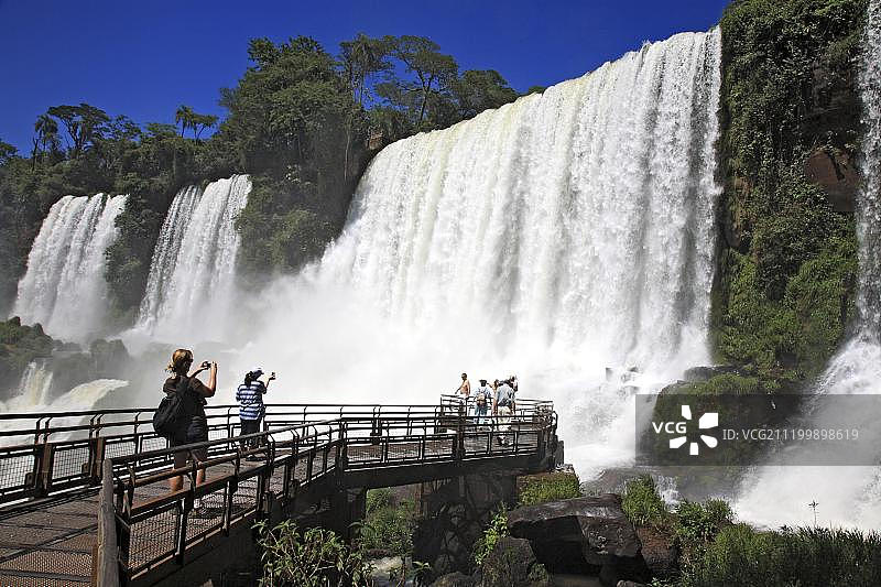 阿根廷米西奥内斯省的伊瓜苏瀑布图片素材