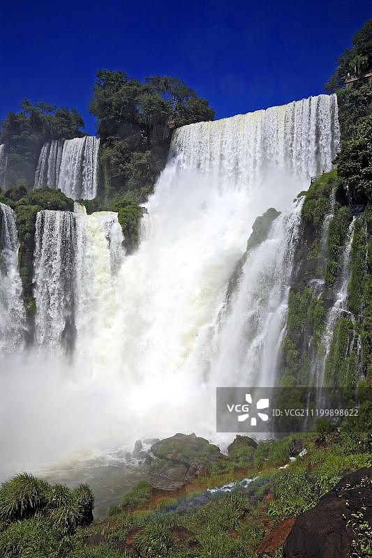 阿根廷米西奥内斯省的伊瓜苏瀑布图片素材