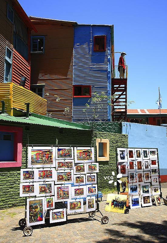 色彩鲜艳的房屋，波纹铁外墙，阿根廷布宜诺斯艾利斯La Boca区的El Caminito图片素材