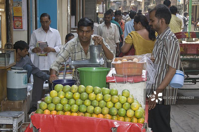 印度老德里月光集市制作橙汁的男人图片素材