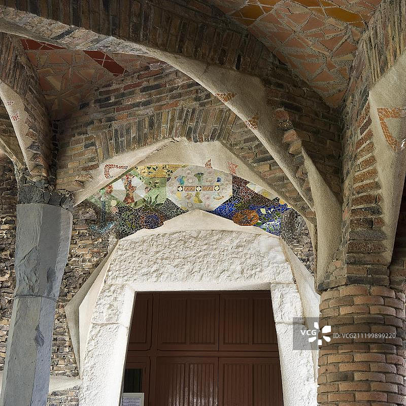 古埃尔殖民地未完工教堂的门和马赛克（联合国教科文组织世界遗产），安东尼奥·高迪设计，位于西班牙加泰罗尼亚巴塞罗那圣科洛马·德塞尔韦略图片素材