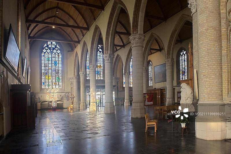 比利时新港圣母教堂中央走道和彩色玻璃窗图片素材