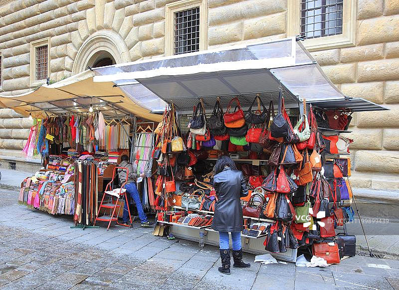 佛罗伦萨老桥附近售卖佛罗伦萨皮革制品的市场摊位图片素材