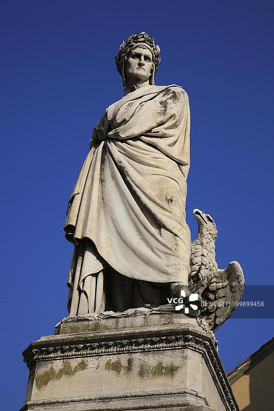 意大利佛罗伦萨圣十字广场的但丁雕像图片素材
