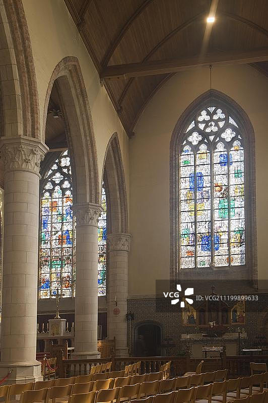 比利时尼乌波特圣母教堂的中央中殿和彩色玻璃窗图片素材
