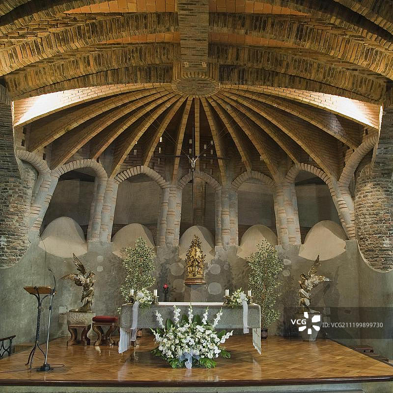 奎尔柱廊未完工的教堂内部，建筑师安东尼·高迪作品，联合国教科文组织世界遗产，西班牙加泰罗尼亚巴塞罗那圣科洛马德塞尔韦略图片素材