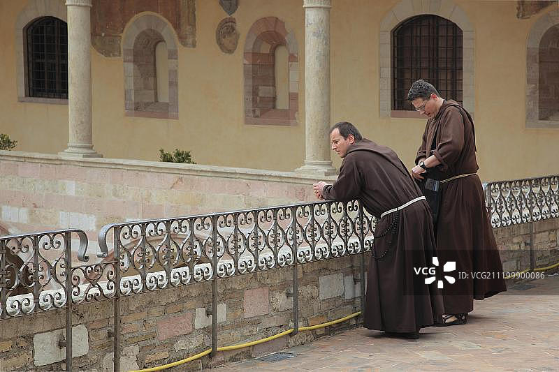 意大利阿西西圣方济各修道院回廊的僧侣图片素材