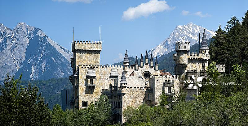 奥地利蒂罗尔州泽费尔德游乐园的游乐城堡，背景是卡文德尔山脉图片素材