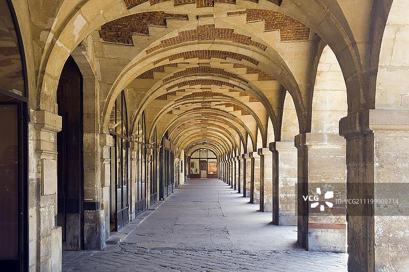 法国巴黎孚日广场拱廊图片素材