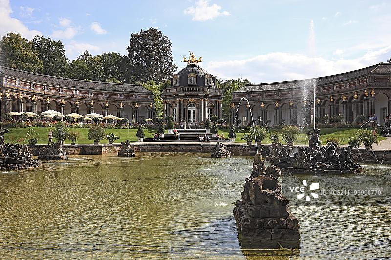 拜罗伊特隐居宫的喷泉和新城堡与太阳神庙图片素材